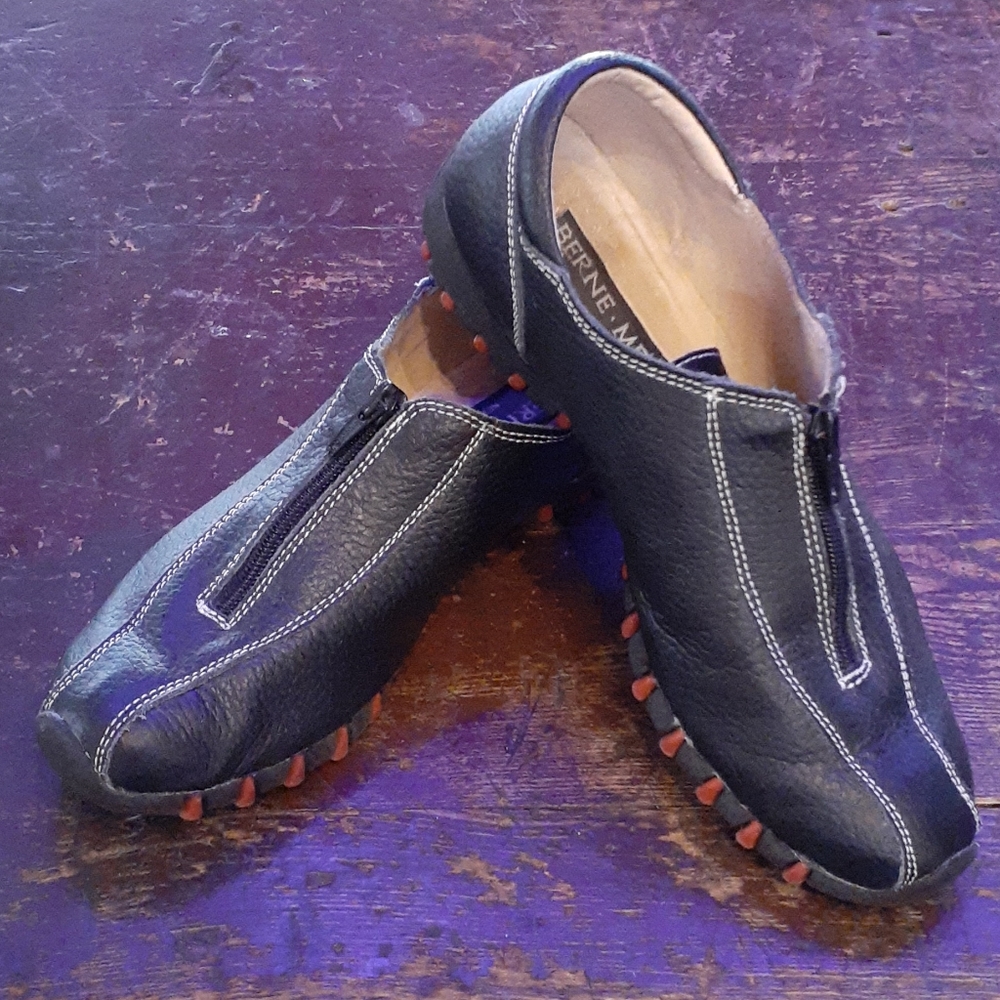 Berne Mev black leather sporty zip shoe!